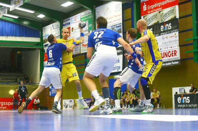 Florian Baumgärtner (Gummersbach) im Angriff; weiter von links: Kevin Roch (Aue) , Kevin Lux (Aue) , Petr Slachta (Aue) und Alexander Becker (Gummersbach) Handball 2.Liga 2019 20 EHV Aue - VfL Gummersbach am 28.9.2019 EHV Aue - VfL Gummersbach