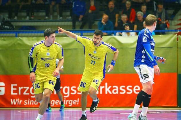In Jubelpose: Janko Bozovic (Gummersbach) , links Alexander Hermann (Gummersbach) , rechts Petr Slachta (Aue) Handball 2.Liga 2019 20 EHV Aue - VfL Gummersbach am 28.9.2019 EHV Aue - VfL Gummersbach