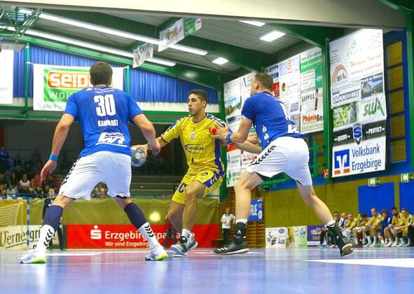 Tobias Schröter (Gummersbach) sucht die Lücke zwischen Adrian Kammlodt (Aue) und Kevin Roch (Aue) Handball 2.Liga 2019 20 EHV Aue - VfL Gummersbach am 28.9.2019 EHV Aue - VfL Gummersbach