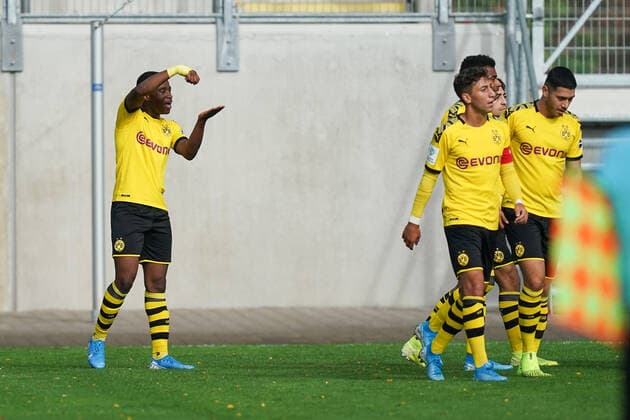 Torjubel zum 0:1 durch Youssoufa Moukoko ( Borussia Dortmund ), Fussball - A-Junioren Bundesliga - Saison 2019 2020 - Rot-Weiß Oberhausen vs. Borussia Dortmund, Oberhausen, Stadion Niederrhein, 28.09.2019, DFB regulations prohibit any use of photographs as image sequences and or quasi-video Oberhausen Stadion Niederrhein Nordrhein-Westfalen Deutschland *** Goal celebration to 0 1 by Youssoufa Moukoko Borussia Dortmund , Football A Juniors Bundesliga Season 2019 2020 Red White Oberhausen vs. Borussia Dortmund, Oberhausen, Stadion Niederrhein, 28 09 2019, DFB regulations prohibit any use of photographs as image sequences and or quasi video Oberhausen Stadion Niederrhein Nordrhein Westfalen Germany