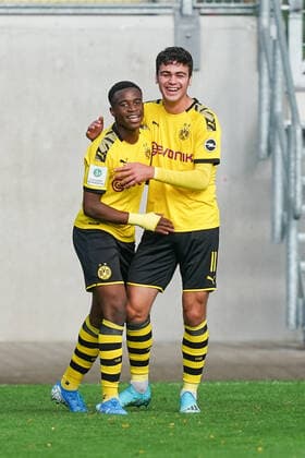Torjubel zum 0:1 durch links, Youssoufa Moukoko ( Borussia Dortmund ) mit Giovanni Alejandro Reyna ( Borussia Dortmund ), Fussball - A-Junioren Bundesliga - Saison 2019 2020 - Rot-Weiß Oberhausen vs. Borussia Dortmund, Oberhausen, Stadion Niederrhein, 28.09.2019, DFB regulations prohibit any use of photographs as image sequences and or quasi-video Oberhausen Stadion Niederrhein Nordrhein-Westfalen Deutschland *** Goal celebration to 0 1 by left, Youssoufa Moukoko Borussia Dortmund with Giovanni Alejandro Reyna Borussia Dortmund , Football A Junioren Bundesliga Saison 2019 2020 Rot Weiß Oberhausen vs. Borussia Dortmund, Oberhausen, Stadion Niederrhein, 28 09 2019, DFB regulations prohibit any use of photographs as image sequences and or quasi video Oberhausen Stadion Niederrhein Nordrhein Westfalen Germany