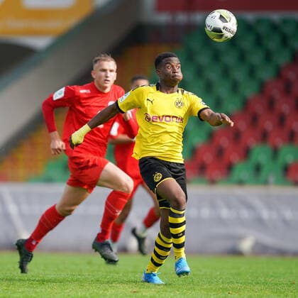 vorne, Youssoufa Moukoko ( Borussia Dortmund ) bei der Ballannahme, Fussball - A-Junioren Bundesliga - Saison 2019 2020 - Rot-Weiß Oberhausen vs. Borussia Dortmund, Oberhausen, Stadion Niederrhein, 28.09.2019, DFB regulations prohibit any use of photographs as image sequences and or quasi-video Oberhausen Stadion Niederrhein Nordrhein-Westfalen Deutschland *** front, Youssoufa Moukoko Borussia Dortmund at ball acceptance, Football A Juniors Bundesliga Season 2019 2020 Red White Oberhausen vs. Borussia Dortmund, Oberhausen, Stadion Niederrhein, 28 09 2019, DFB regulations prohibit any use of photographs as image sequences and or quasi video Oberhausen Stadion Niederrhein Nordrhein Westfalen Germany
