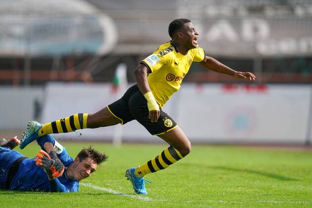 links, Jona Luis Scholz ( Oberhausen ) und Youssoufa Moukoko ( Borussia Dortmund ), Fussball - A-Junioren Bundesliga - Saison 2019 2020 - Rot-Weiß Oberhausen vs. Borussia Dortmund, Oberhausen, Stadion Niederrhein, 28.09.2019, DFB regulations prohibit any use of photographs as image sequences and or quasi-video Oberhausen Stadion Niederrhein Nordrhein-Westfalen Deutschland *** left, Jona Luis Scholz Oberhausen and Youssoufa Moukoko Borussia Dortmund , Football A Juniors Bundesliga Season 2019 2020 Red White Oberhausen vs. Borussia Dortmund, Oberhausen, Stadion Niederrhein, 28 09 2019, DFB regulations prohibit any use of photographs as image sequences and or quasi video Oberhausen Stadion Niederrhein Nordrhein Westfalen Germany