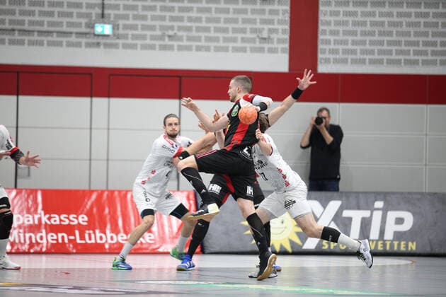 Dominik Ebner (TuS N-Luebbecke 9) gegen Julian Schneider (TuS Ferndorf 27)(rechts) GER, Handball, 2. Bundesliga, TuS N-Luebbecke gegen TuS Ferndorf, 28.09.2019 Luebbecke Copyright: xEIBNER JanxStrohdiekx EP_JSK