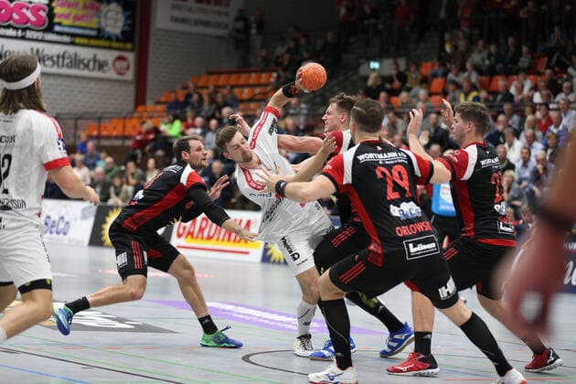Lucas Schneider (TuS Ferndorf 11) gegen v.l. Jens Bechtloff (TuS N-Luebbecke 8), Patryk Walczak (TuS N-Luebbecke 7), Marian Orlowski (TuS N-Luebbecke 29), Moritz Schade (TuS N-Luebbecke 25) GER, Handball, 2. Bundesliga, TuS N-Luebbecke gegen TuS Ferndorf, 28.09.2019 Luebbecke Copyright: xEIBNER JanxStrohdiekx EP_JSK