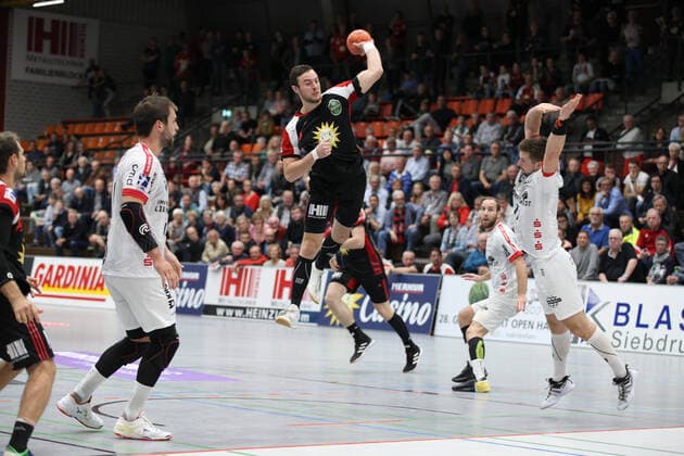 Jo-Gerrit Genz (TuS N-Luebbecke 5) gegen Jonas Faulenbach (TuS Ferndorf 5)(links) und Lucas Schneider (TuS Ferndorf 11)(rechts) GER, Handball, 2. Bundesliga, TuS N-Luebbecke gegen TuS Ferndorf, 28.09.2019 Luebbecke Copyright: xEIBNER JanxStrohdiekx EP_JSK