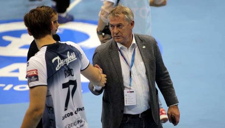 28.09.2019 Szeged(Hungary) MOL Pick Szeged-SG Flensburg-Handewitt EHF Champions League men s handball Dierk Schmäschke (R)SG Flensburg-Handewitt Geschäftsführer managing director after match with players : 
