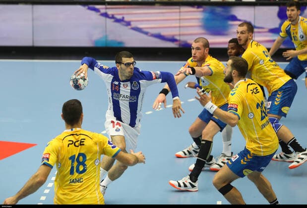EHF Champions League: Porto vs Kielce, Porto, 09 28 2019 - Futebol Clube do Porto received this afternoon the PGE Vive Klece at Dragão Arena, in a match counting for the matchday 3 of the EHL Champions League 2019 20 group stage. Rui Silva and Jurkiewicz (Ivan Del Val Global Images Sipa USA) NO ARCHIVING, EDITORIAL USE ONLY, NO USE IN BOOKS WITHOUT CONSENT NA Portugal  Copyright: xGlobalxMediaxGroupx 20190929001422908017