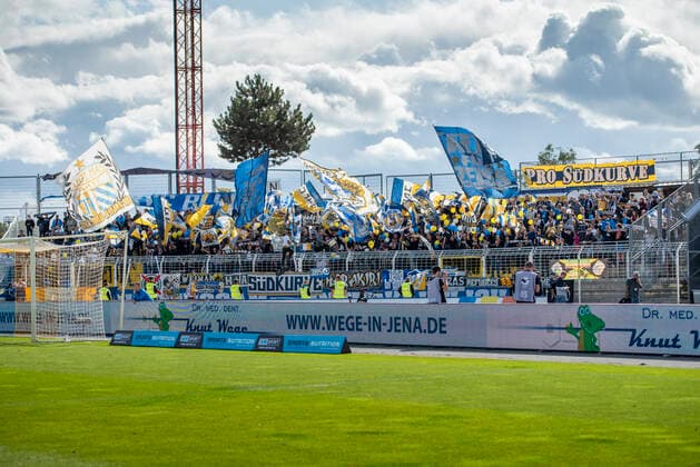 FUSSBALL 3. LIGA - FC CARL ZEISS JENA GEGEN MSV DUISBURG 28 09 2019 - Jena: Die Fans des FC Carl Zeiss Jena (Südkurve) im 3. Liga Spiel des FC Carl Zeiss Jena gegen den MSV Duisburg am 28. September 2019 auf dem Ernst-Abbe-Sportfeld in Jena. Gemäß den Vorgaben der DFL Deutsche Fußball Liga ist es untersagt, in dem Stadion und oder vom Spiel angefertigte Fotoaufnahmen in Form von Sequenzbildern und oder videoähnlichen Fotostrecken zu verwerten bzw. verwerten zu lassen. DFL regulations prohibit any use of photographs as image sequences and or quasi-video. _________________