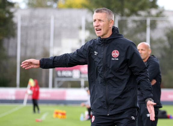 28.09.2019 - Fussball - Saison 2019 2020 - Regionalliga Bayern - 13. Spieltag: 1. FC Nürnberg Nuernberg FCN II U21, U 21 ( Club ) - TSV Rain Lech - DaMa - Marek Mintal (Trainer 1. FC Nürnberg FCN II ) zeigt an gestikuliert dirigiert gibt Anweisungen