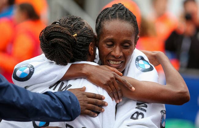 Siegerin Ashete Bekere (ETH) umarmt Zweitplatzierte Mare Dibaba (ETH) (l) beim BMW Berlin Marathon 2019 auf Straße des 17. Juni in Berlin am 29.09.19 BMW Berlin Marathon 2019