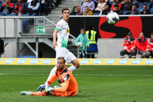 28.09.2019, xtvx, Fussball 1.Bundesliga, TSG 1899 Hoffenheim - Borussia Moenchengladbach emspor, v.l. Goal scored, Tor zum 0:3 Florian Neuhaus (Borussia Moenchengladbach)Torwart Oliver Baumann (TSG 1899 Hoffenheim) Florian Neuhaus (Borussia Moenchengladbach) (DFL DFB REGULATIONS PROHIBIT ANY USE OF PHOTOGRAPHS as IMAGE SEQUENCES and or QUASI-VIDEO) Sinsheim