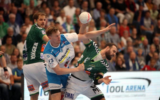 Frisch Auf Göppingen - TVB 1898 Stuttgart Deutschland, Göppingen, 29.09.2019, Handball, Liqui Moly HBL Bundesliga, Saison 2019 2020, Frisch Auf Göppingen - TVB 1898 Stuttgart: v.l. Adam Lönn (TVB 1898 Stuttgart), Tim Kneule (Frisch Auf Göppingen).