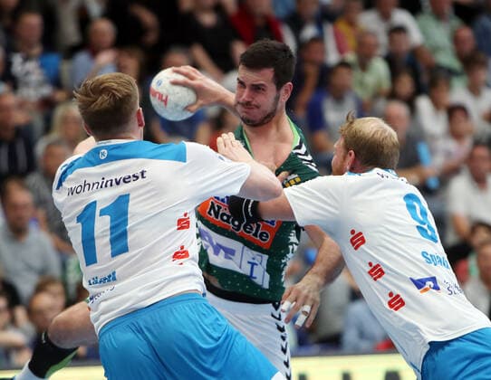 Frisch Auf Göppingen - TVB 1898 Stuttgart Deutschland, Göppingen, 29.09.2019, Handball, Liqui Moly HBL Bundesliga, Saison 2019 2020, Frisch Auf Göppingen - TVB 1898 Stuttgart: v.l. Adam Lönn (TVB 1898 Stuttgart), Ivan Sliskovic (Frisch Auf Göppingen), Manuel Späth (TVB 1898 Stuttgart).