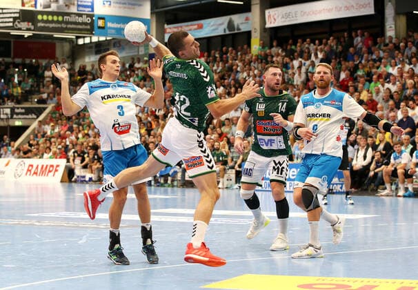 29.09.2019, Deutschland, Göppingen, Handball 1. Bundesliga Saison 2019 2020 FRISCH AUF! Göppingen vs. TVB 1898 Stuttgart: v.l. Max Häfner (TVB), Nemanja Zelenovic (FAG)