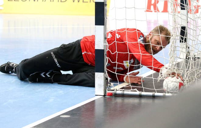 29.09.2019, Deutschland, Göppingen, Handball 1. Bundesliga Saison 2019 2020 FRISCH AUF! Göppingen vs. TVB 1898 Stuttgart: Johannes Bitter (TVB) am Boden