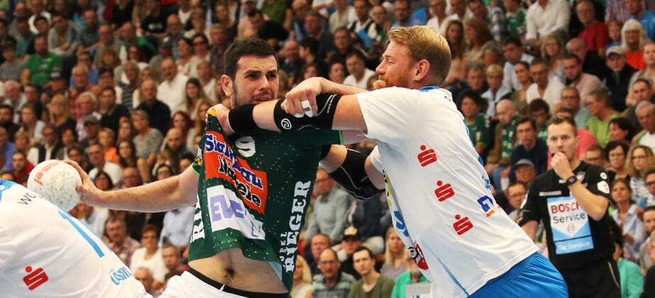 29.09.2019, Deutschland, Göppingen, Handball 1. Bundesliga Saison 2019 2020 FRISCH AUF! Göppingen vs. TVB 1898 Stuttgart: v.l. Ivan Sliskovic (FAG), Manuel Späth (TVB)
