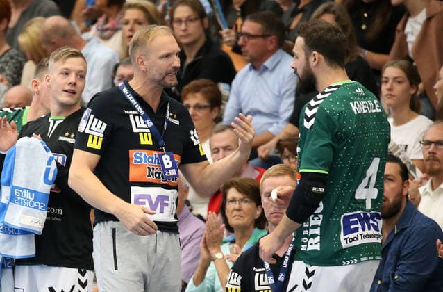 29.09.2019, Deutschland, Göppingen, Handball 1. Bundesliga Saison 2019 2020 FRISCH AUF! Göppingen vs. TVB 1898 Stuttgart: v.l. FAG Trainer Hartmut Mayerhoffer, Tim Kneule (FAG)