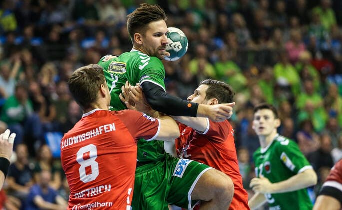 29.09.2019, Handball, 1.Bundesliga, 7.Spieltag, Füchse Berlin - Die Eulen Ludwigshafen, Max-Schmeling-Halle. Berlins Fabian Wiede (m) setzt sich gegen Gunnar Dietrich von Eulen Ludwigshafen (l) durch. Handball - 1.Bundesliga - Füchse Berlin - Die Eulen Ludwigshafen