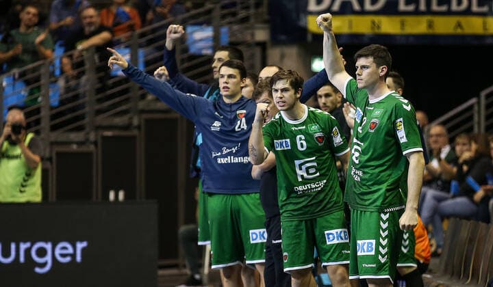 29.09.2019, Handball, 1.Bundesliga, 7.Spieltag, Füchse Berlin - Die Eulen Ludwigshafen, Max-Schmeling-Halle. Spieler der Füchse Berlin: Frederik Simak (l-r), Jacob Tandrup Holm und Simon Ernst jubeln. Handball - 1.Bundesliga - Füchse Berlin - Die Eulen Ludwigshafen