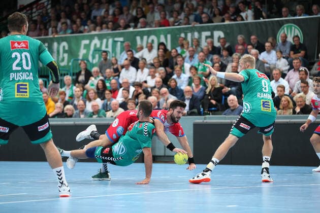 Tim Suton (TBV Lemgo Lippe 23) gegen Lucas Meister (TSV GWD Minden 2) GER, Handball, 1. Bundesliga, TSV GWD Minden gegen TBV Lemgo Lippe, 29.09.2019 Minden Copyright: xEIBNER JanxStrohdiekx EP_JSK