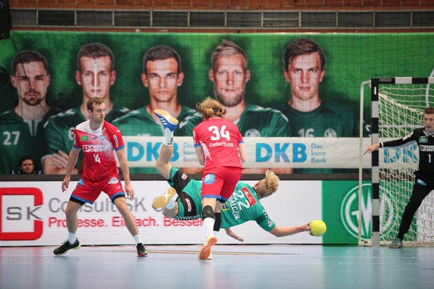 Marian Michalczik (TSV GWD Minden 22) vorbei an Andreas Cederholm (TBV Lemgo Lippe 34)(vorne) GER, Handball, 1. Bundesliga, TSV GWD Minden gegen TBV Lemgo Lippe, 29.09.2019 Minden Copyright: xEIBNER JanxStrohdiekx EP_JSK