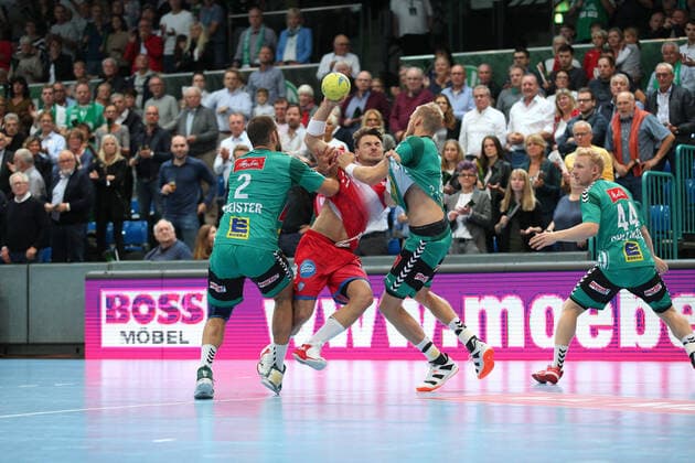 Dani Baijens (TBV Lemgo Lippe 77) gegen Lucas Meister (TSV GWD Minden 2)(links) und Christoffer Rambo (TSV GWD Minden 9)(rechts) GER, Handball, 1. Bundesliga, TSV GWD Minden gegen TBV Lemgo Lippe, 29.09.2019 Minden Copyright: xEIBNER JanxStrohdiekx EP_JSK