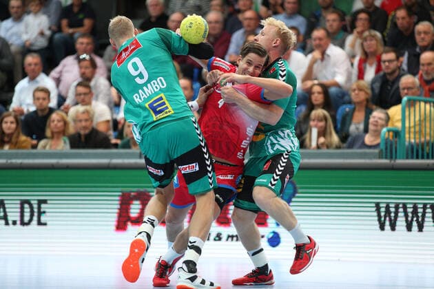 Bjarki Mar Elisson (TBV Lemgo Lippe 4) gegen Christoffer Rambo (TSV GWD Minden 9)(links) und Kevin Gulliksen (TSV GWD Minden 44)(rechts) GER, Handball, 1. Bundesliga, TSV GWD Minden gegen TBV Lemgo Lippe, 29.09.2019 Minden Copyright: xEIBNER JanxStrohdiekx EP_JSK