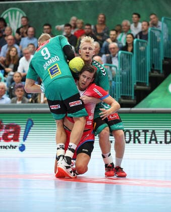 Bjarki Mar Elisson (TBV Lemgo Lippe 4) gegen Christoffer Rambo (TSV GWD Minden 9)(links) und Kevin Gulliksen (TSV GWD Minden 44)(rechts) GER, Handball, 1. Bundesliga, TSV GWD Minden gegen TBV Lemgo Lippe, 29.09.2019 Minden Copyright: xEIBNER JanxStrohdiekx EP_JSK