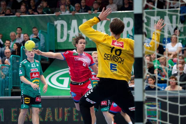 Minden, Deutschland 29.09.2019: 1. Handball-Bundesliga - 2019 2020 - GWD Minden vs. TBV Lemgo Lippe (L-R) Bjarki Mar Elisson (Lemgo), Malte Semisch (Minden) Minden Nordrhein-Westfalen Deutschland Kampa-Halle