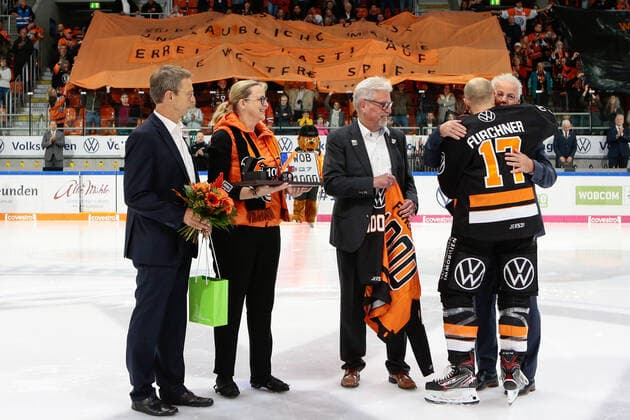 29.09.2019, xtgx, Eishockey DEL, Grizzlys Wolfsburg - Augsburger Panther emspor, v.l. Sebastian Furchner (Wolfsburg, 17) wird fuer sein 1000. DEL Spiel geehrt, ehrung, zeremonie, jubilaeum Wolfsburg