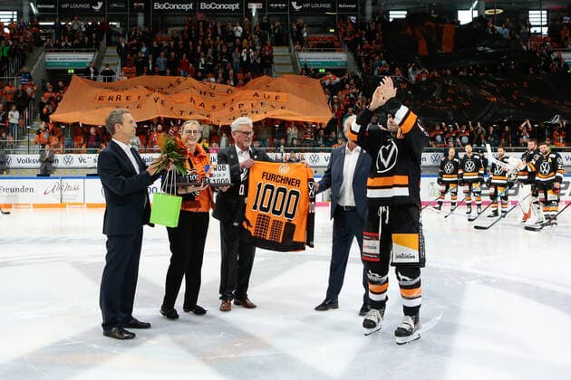 29.09.2019, xtgx, Eishockey DEL, Grizzlys Wolfsburg - Augsburger Panther emspor, v.l. Sebastian Furchner (Wolfsburg, 17) wird fuer sein 1000. DEL Spiel geehrt, ehrung, zeremonie, jubilaeum Wolfsburg