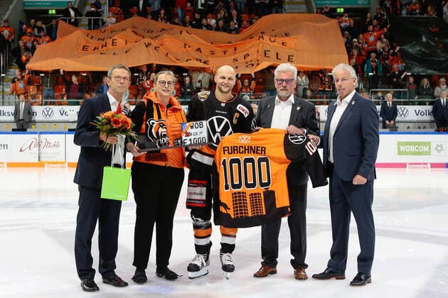 Sport Bilder des Tages 29.09.2019, xtgx, Eishockey DEL, Grizzlys Wolfsburg - Augsburger Panther emspor, v.l. Sebastian Furchner (Wolfsburg, 17) wird fuer sein 1000. DEL Spiel geehrt, ehrung, zeremonie, jubilaeum Wolfsburg