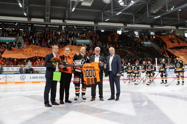 29.09.2019, xtgx, Eishockey DEL, Grizzlys Wolfsburg - Augsburger Panther emspor, v.l. Sebastian Furchner (Wolfsburg, 17) wird fuer sein 1000. DEL Spiel geehrt, ehrung, zeremonie, jubilaeum Wolfsburg