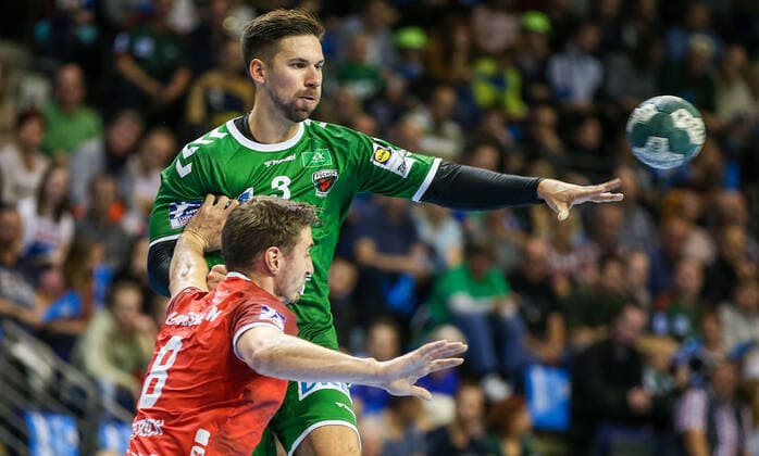 29.09.2019, Handball, 1.Bundesliga, 7.Spieltag, Füchse Berlin - Die Eulen Ludwigshafen, Max-Schmeling-Halle. Berlins Fabian Wiede (r) wird geblockt von Gunnar Dietrich von Eulen Ludwigshafen. Handball - 1.Bundesliga - Füchse Berlin - Die Eulen Ludwigshafen