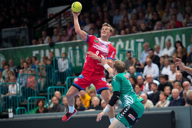Minden, Deutschland 29.09.2019: 1. Handball-Bundesliga - 2019 2020 - GWD Minden vs. TBV Lemgo Lippe (L-R) Jonathan Carlsbogard (Lemgo), Magnus Gullerud (Minden) Minden Nordrhein-Westfalen Deutschland Kampa-Halle