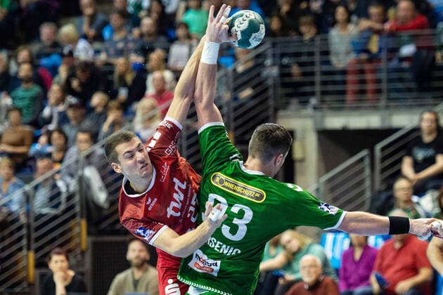 v.l. Jerome Mueller - Eulen, Mijajlo Marsenic 93 - Fuechse, Fuechse Berlin vs Eulen Ludwigshafen, 29.09.19, GER, Berlin, 29.09.19, HBL, Fuechse Berlin vs Eulen Ludwigshafen Berlin Copyright: xEIBNER UwexKochx EP_ukh