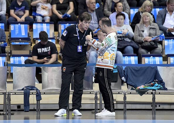 29.09.2019, xlakx, Handball Bundesliga, Fuechse Berlin - Eulen Ludwigshafen emspor, v.l.Gespraech zwischen Velimir Petkovic(Trainer,Fuechse Berlin) und Bob Hanning(Geschaeftsfuehrer,Fuechse Berlin) Berlin