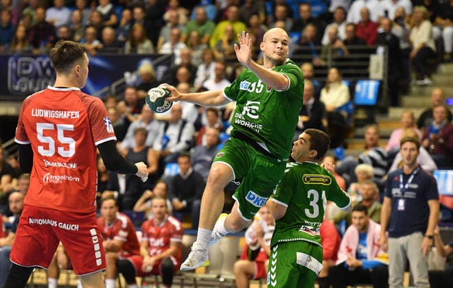 Paul Drux (Füchse) beim Wurf, rechts Tim Matthes (Füchse), links Azat Valiullin (Eulen) Füchse Berlin - Die Eulen Ludwigshafen 1. Bundesliga, DKB-Handballbundesliga, 2019 2020 Herren, Männer, Maenner, Handball, Deutschland, Germany, Max-Schmeling-Halle Berlin, 29.9.2019
