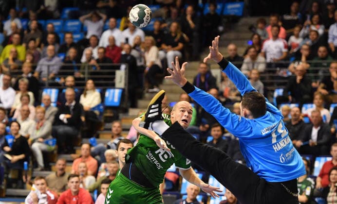 Paul Drux (Füchse) beim Wurf, rechts Martin Tomovski (TW Eulen) Füchse Berlin - Die Eulen Ludwigshafen 1. Bundesliga, DKB-Handballbundesliga, 2019 2020 Herren, Männer, Maenner, Handball, Deutschland, Germany, Max-Schmeling-Halle Berlin, 29.9.2019