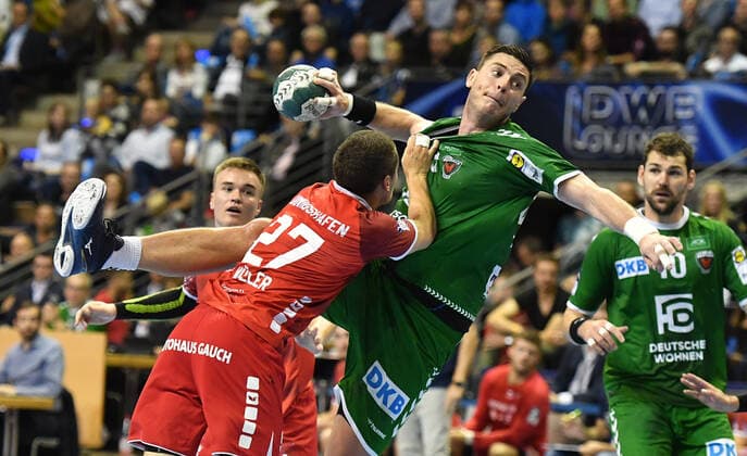 Mijajlo Marsenic (Füchse), beim Wurf, vorne Jerome Müller (Eulen) Füchse Berlin - Die Eulen Ludwigshafen 1. Bundesliga, DKB-Handballbundesliga, 2019 2020 Herren, Männer, Maenner, Handball, Deutschland, Germany, Max-Schmeling-Halle Berlin, 29.9.2019