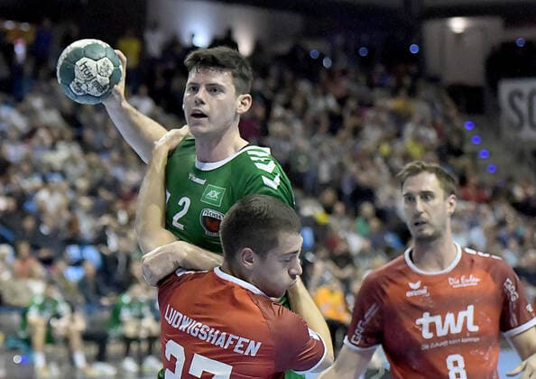 29.09.2019, xlakx, Handball Bundesliga, Fuechse Berlin - Eulen Ludwigshafen emspor, v.l.am Ball Simon Ernst(Fuechse Berlin 2),Jerome Mueller (Die Eulen Ludwigshafen 27),Gunnar Dietrich (Die Eulen Ludwigshafen 8) Berlin