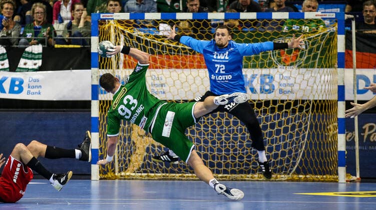 29.09.2019, Handball, 1.Bundesliga, 7.Spieltag, Füchse Berlin - Die Eulen Ludwigshafen, Max-Schmeling-Halle. Berlins Mijajlo Marsenic (l) wirft den Ball auf das Tor von Stefan Hanemann von Eulen Ludwigshafen. Handball - 1.Bundesliga - Füchse Berlin - Die Eulen Ludwigshafen