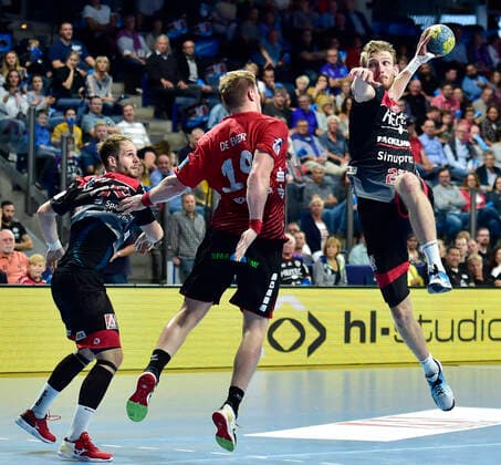 29.09.2019 - Handball - 1. Bundesliga DKB HBL - Saison 2019 2020 - 07. Spieltag: HC Erlangen Metropolregion Nürnberg HCE - HSG Nordhorn-Lingen - OGo - Luca de Boer (19, HSG Nordhorn Lingen) Antonio Metzner (27, HC Erlangen HCE )