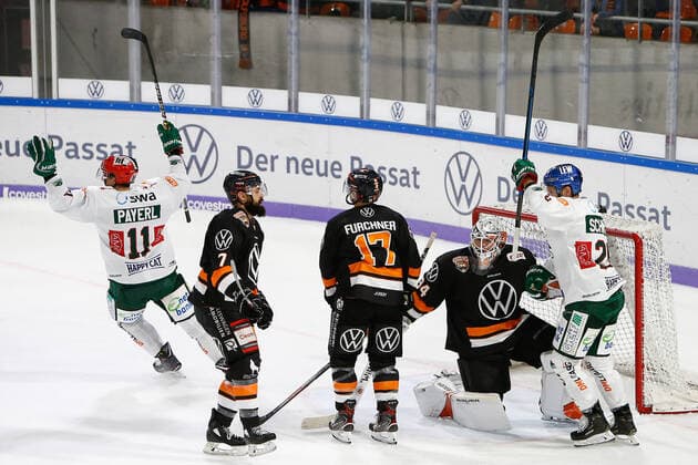 29.09.2019, xtgx, Eishockey DEL, Grizzlys Wolfsburg - Augsburger Panther emspor, v.l. Augsburg nach Tor zum 1:2 durch David Stieler (Augsburg, 21) Jubel, Torjubel, jubelt über das Tor, celebrate the goal, celebration; Wolfsburg enttäuscht, schaut enttäuscht, niedergeschlagen, disappointed Wolfsburg