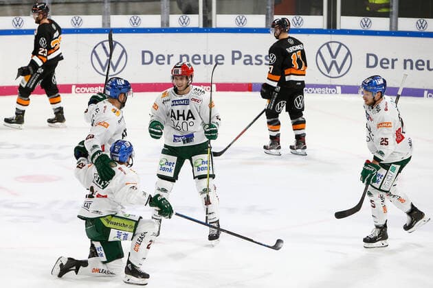 29.09.2019, xtgx, Eishockey DEL, Grizzlys Wolfsburg - Augsburger Panther emspor, v.l. Augsburg nach Tor zum 1:2 durch David Stieler (Augsburg, 21) Jubel, Torjubel, jubelt über das Tor, celebrate the goal, celebration Wolfsburg