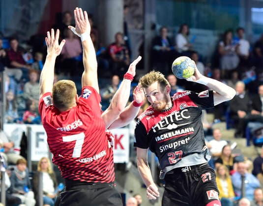 29.09.2019 - Handball - 1. Bundesliga DKB HBL - Saison 2019 2020 - 07. Spieltag: HC Erlangen Metropolregion Nürnberg HCE - HSG Nordhorn-Lingen - OGo - Toon Leenders (7, HSG Nordhorn Lingen) Antonio Metzner (27, HC Erlangen HCE )