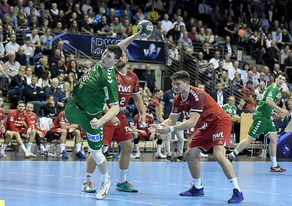 29.09.2019, xlakx, Handball Bundesliga, Fuechse Berlin - Eulen Ludwigshafen emspor, v.l.zum Sprungwurf Simon Ernst(Fuechse Berlin 2) Berlin