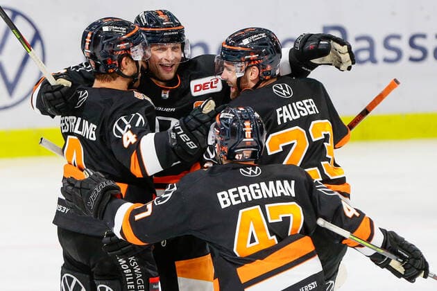29.09.2019, xtgx, Eishockey DEL, Grizzlys Wolfsburg - Augsburger Panther emspor, v.l. wolfsburg nach tor durch Sebastian Furchner (Wolfsburg, 17) Jubel, Torjubel, jubelt über das Tor, celebrate the goal, celebration Wolfsburg