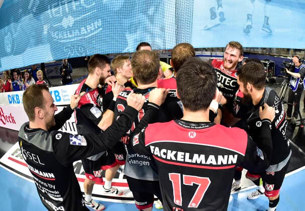 29.09.2019 - Handball - 1. Bundesliga DKB HBL - Saison 2019 2020 - 07. Spieltag: HC Erlangen Metropolregion Nürnberg HCE - HSG Nordhorn-Lingen - OGo - Mannschaft Team Jubel Freude nach Spielende